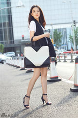 组图：徐璐巧搭休闲T恤 轻熟出街引领时尚