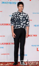 组图：姜艺媛出席发布会 透视黑衣显性感