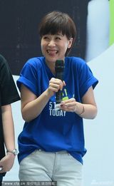 组图：海清跪地签环保衫 比二卖萌表情多
