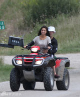 组图：贾斯汀-比伯/赛琳娜-戈麦斯复合狂秀恩爱 搂腰摸臀又熊抱