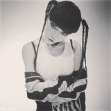 组图：吴莫愁黑白影像显本色 随性俏皮无拘束