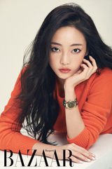 组图：KARA具荷拉写真 雀斑妆尽显乖巧魅力