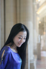 组图：《恶吻》陈籽熹漫步巴黎 清凉丝绸美如画