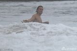 组图：奥兰多裸身冲浪 小弗林穿大人衣狂塞零食