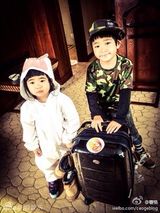 组图：曹格儿子变暖男 齐刘海可爱呆萌