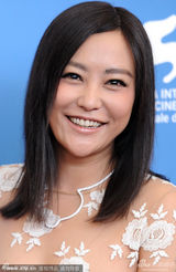 组图：郝蕾亮相威尼斯 花瓣透视纱裙爆乳