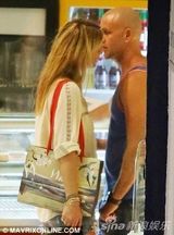 组图：芭儿-莱法利比基尼出海 与光头男友激吻