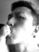 组图：邓超被女儿狂抓脸 威胁“等你妹”断奶