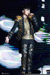 组图：张杰个唱炫酷情歌不断 称谢娜是“最爱”