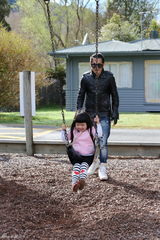 组图：姐姐粉衣开心荡秋千 新西兰湖畔秀光腿