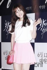 组图：玄彬走红毯人气旺 争相握手显亲和