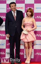 组图：星星继承者聚首 刘仁娜纤腰金宇彬长腿