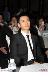 组图：陈乔恩祝福周迅喜结连理 对男友没要求