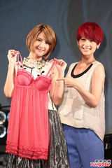 组图：杨丞琳送郭静桃红内衣 希望早日终结单身