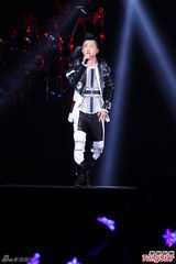 组图：多变哈林(庾澄庆)唱金曲 登小巨蛋万人同欢