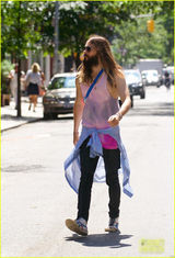 组图：莱托满脸络腮胡大叔味醇厚 粉背心显骚气