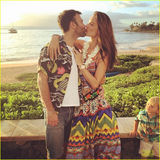 组图：超模亚历山大比基尼性感 蜜吻未婚夫恩爱