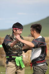 组图：爸爸2张亮黄磊拼厨艺 萌娃草原比摔跤