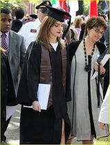 组图：高材生艾玛大学毕业 穿学士服气质美艳