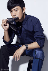 组图：林申镜头前轻咬领带眼神忧郁