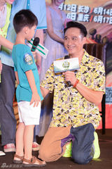 组图：《爸爸去哪儿2》吴镇宇曝儿子捏姚明屁股