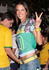 组图：巴西超模安布罗休现身球迷聚会露腰肢