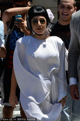 组图：Lady Gaga白袍装现身街头 “调戏”警察