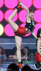 组图：f(x)首秀新歌 海盗造型冷艳性感