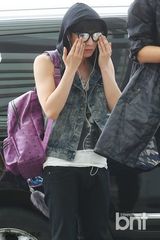 组图：EXO亮相机场 灿烈白衬衫似高中生