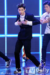 组图：B1A4凭新曲夺冠 T-ara孝敏透视裙秀性感