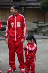 组图：多多贝儿集市风波显情深 复古运动会欢乐