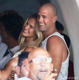 组图：芭儿-莱法利比基尼出海 与光头男友激吻