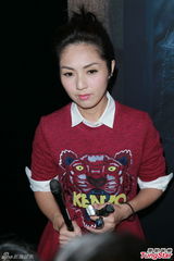 组图：杨千嬅赞周渝民敬业 拍戏下水20次