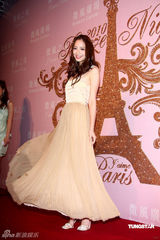 幻灯图：侯佩岑小洋装俏丽 白歆惠裙角飞扬