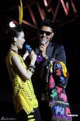 组图：范玮琪开个唱姐妹助阵 老公黑人上台送热吻 