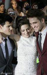 幻灯图集：《月食》洛杉矶首映 主创三人暧昧传情