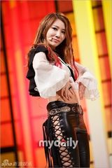 组图：雪莉灿烈主持MCD 金贤重扯衣秀人鱼线