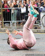 组图：罗比-威廉姆斯变粉红绅士显老顽童本色