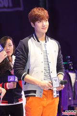 组图：李敏镐休闲装帅气亮相 长腿偶吧笑容迷人