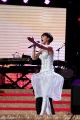 组图：谭维维白纱裙亮相“中歌榜”贵气十足