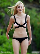 组图：养眼嫩模沙滩玩排球 穿比基尼晃B奶兴奋