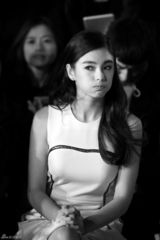 组图：张雨绮抵沪看秀露香肩 董洁裹严实