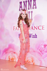 组图：周杰伦女友昆凌靓丽代言 为违规停车道歉