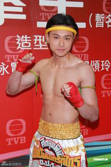 组图：《拳王》记者会 郑嘉颖黄浩然裸上身秀肌肉