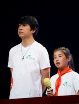 组图：潘粤明白色T恤亮相 首度公开近况