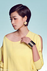 组图：万茜清凉写真 黄衣娇艳性感迷人