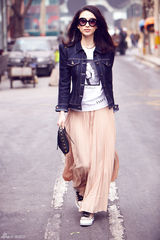 组图：张俪早春街拍照 心情大好对镜头做鬼脸