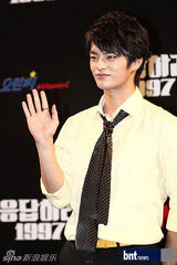 组图：韩新老偶像歌手齐聚《回应吧1997》发布会