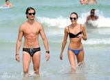 组图：超模坎蒂丝-斯瓦内普尔与男友海滩度假