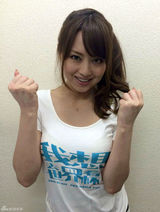 组图：吉泽明步助威世界杯 十八般姿态看不厌